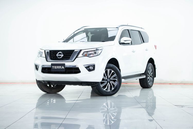 รถ Nissan Terra 2.3 VL สี ขาว