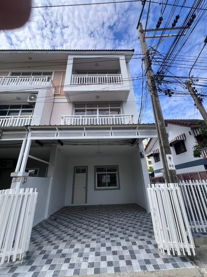 ขายด่วนทาวน์โฮม 3 ชั้นซอยนวมินทร์88 เชื่อมต่อซอยรามอินทรา58