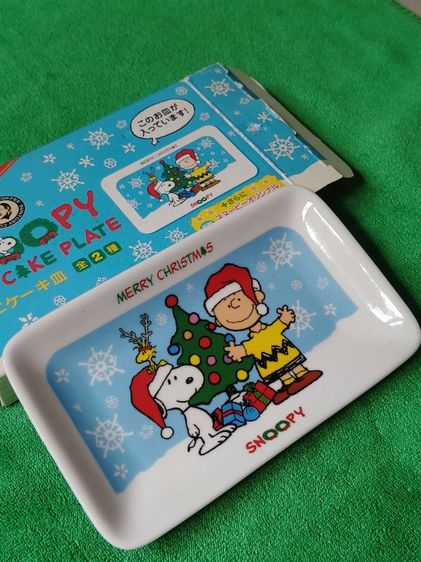 จานเซรามิกใส่เค้ก Snoopy ลายคริสต์มาส (Snoopy Cake Plate) ซึ่งเป็นของพรีเมียมลิขสิทธิ์แท้จำนวนจำกัดจากประเทศญี่ปุ่น ที่ทำร่วมกับแคมเปญเครื่องดื่ม Suntory ครับ