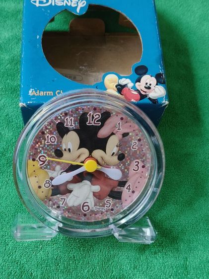 พลาสติก ขาว นาฬิกาปลุกตั้งโต๊ะ Mickey & Minnie Mouse กลิตเตอร์กากเพชร (Liquid Glitter Alarm Clock) ลิขสิทธิ์แท้จาก Disney จุดเด่นอยู่ที่ตัวเรือนหน้าปัดด้านในบรรจุของเหลวพร้อมกลิต
