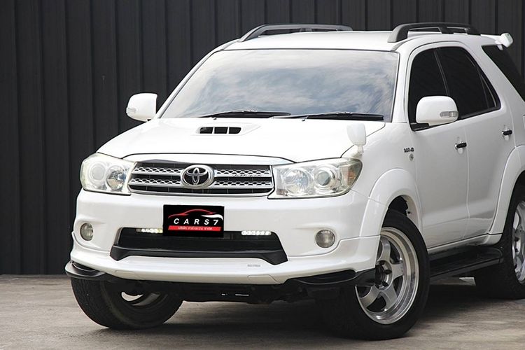 รถ Toyota Fortuner 3.0 TRD Sportivo 4WD สี ขาว