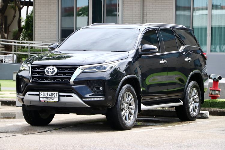 รถ Toyota Fortuner 2.4 Leader V สี ดำ