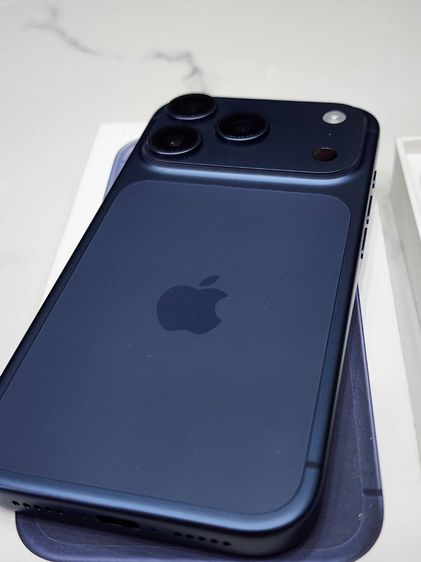iPhone 17 Pro 256GB สี Dark Blue เครื่องศูนย์ไทย สภาพเหมือนใหม่ 99 เปอร์เซ็นต์