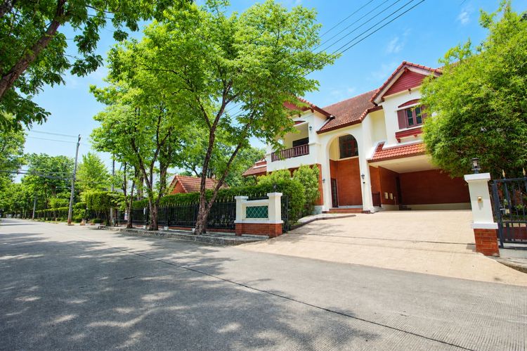 อื่นๆ ไม่มี สร้างเสร็จก่อน 2010 บ้านเดี่ยว ประชาอุทิศ วรารมย์  หลังมุม หน้าสวน ปรับปรุงใหม่ ไม่เคยเข้าอยู่ 162 ตร.วา 