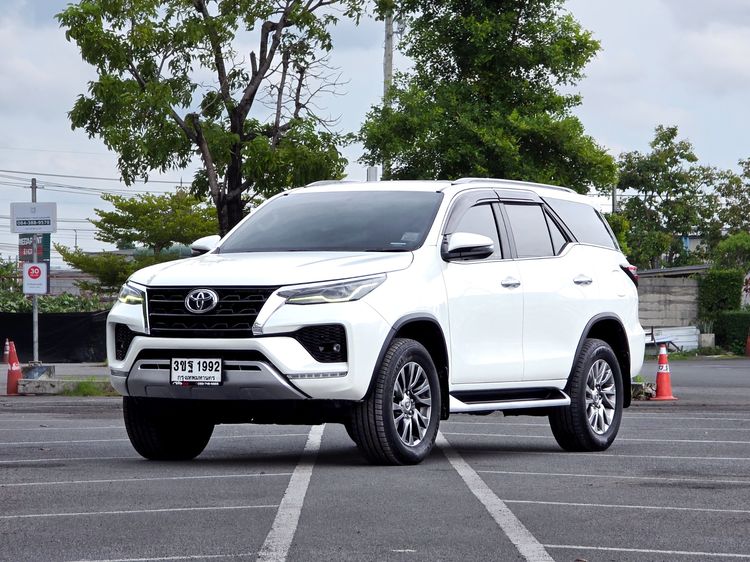 รถ Toyota Fortuner 2.4 V สี ขาว