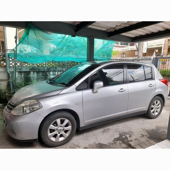 รถ Nissan Tiida 1.6 G สี บรอนซ์เงิน