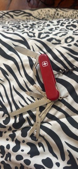 วัตถุในภาพคือมีดพับอเนกประสงค์สวิส (Swiss Army Knife) ของแบรนด์ Wenger