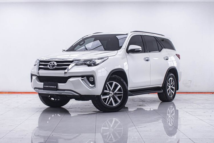 Toyota Fortuner 2015 2.8 V 4WD Utility-car ดีเซล ไม่ติดแก๊ส เกียร์อัตโนมัติ ขาว