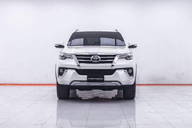 Toyota Fortuner 2015 2.8 V 4WD Utility-car ดีเซล ไม่ติดแก๊ส เกียร์อัตโนมัติ ขาว รูปที่ 4
