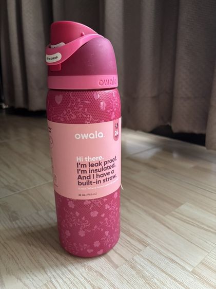 Owala FreeSip ขนาด 32 oz (945 ml) ลายฉลุหัวใจโทนสีชมพู (รุ่นลิมิเต็ด / คอลเลกชันวันวาเลนไทน์)
