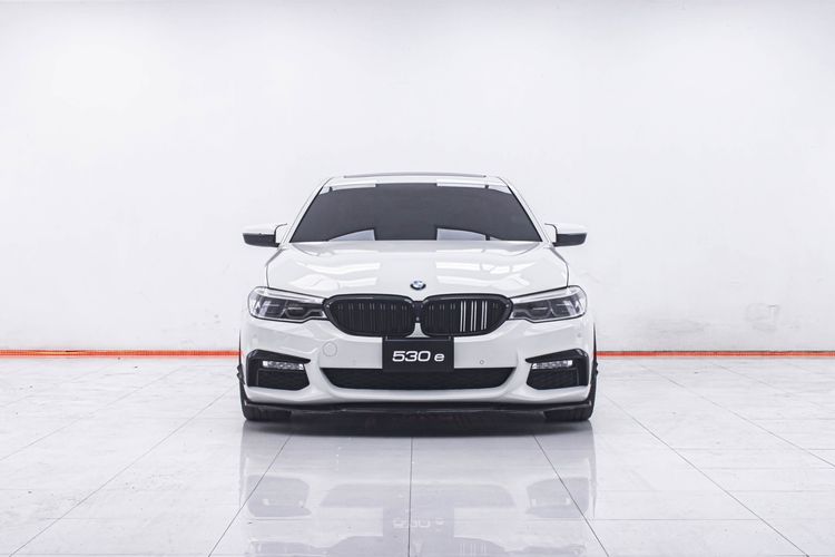 BMW Series 5 2018 530e Sedan ปลั๊กอินไฮบริด (PHEV) ไม่ติดแก๊ส เกียร์อัตโนมัติ ขาว รูปที่ 4