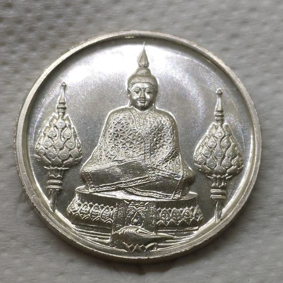 เหรียญพระแก้วมรกต ภปร รุ่นแรก ทรงเครื่องฤดูหนาว เนื้อเงิน ฉลองกรุงรัตนโกสินทร์ 200 ปี พ.ศ.2525 รูปที่ 5