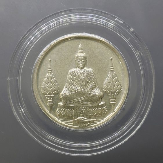 เหรียญพระแก้วมรกต ภปร รุ่นแรก ทรงเครื่องฤดูหนาว เนื้อเงิน ฉลองกรุงรัตนโกสินทร์ 200 ปี พ.ศ.2525