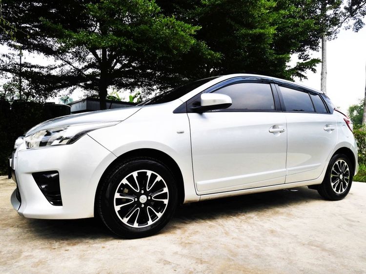 รถ Toyota Yaris 1.2 E สี บรอนซ์เงิน