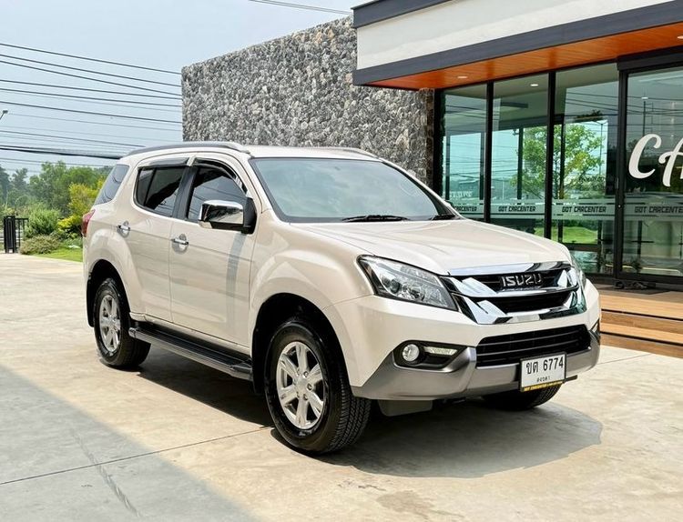 รถ Isuzu MU-X 3.0 สี ขาว