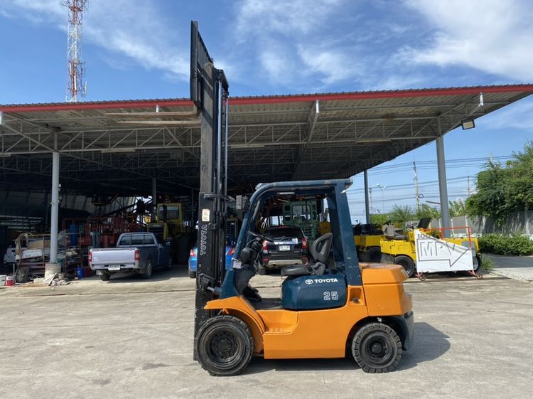 รถฟอร์คลิฟท์  TOYOTA  รุ่น 7FD25 ยก 2.5 ตัน เสาสูง 3 เมตร รถเก่านอก