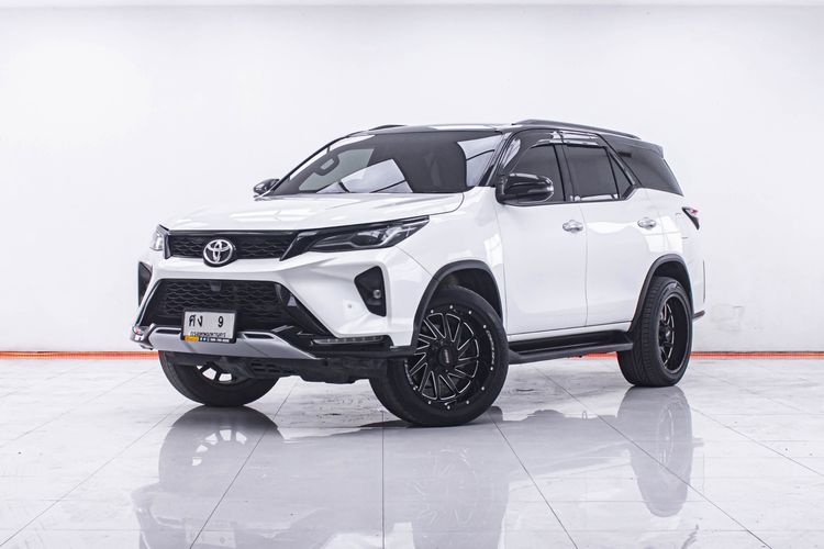 รถ Toyota Fortuner 2.4 Leader G สี ขาว
