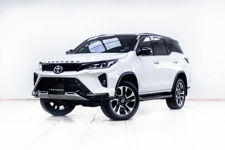 รถ Toyota Fortuner 2.4 Legender Black Top 4WD สี ขาว