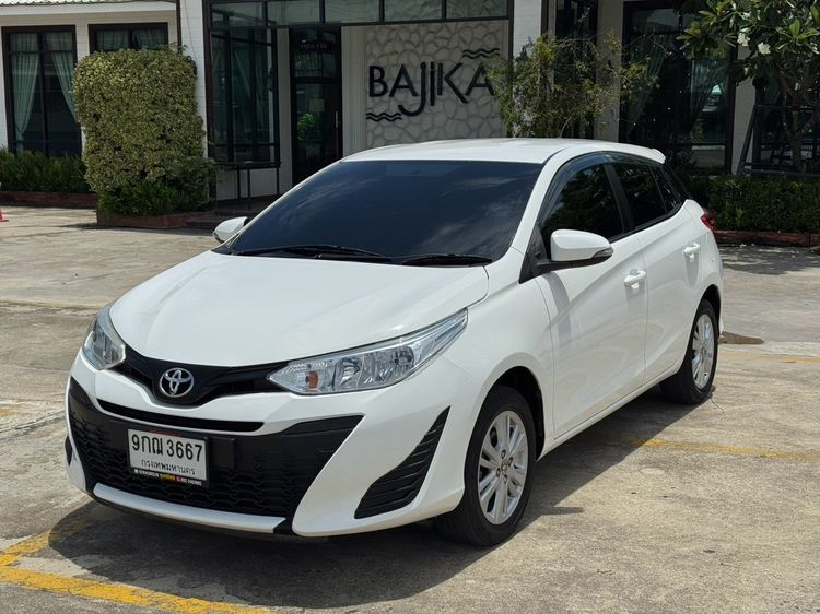รถ Toyota Yaris 1.2 E สี ขาว