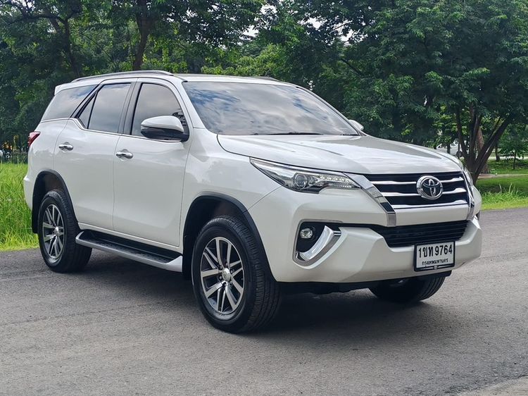 รถ Toyota Fortuner 2.4 V 4WD สี ขาว
