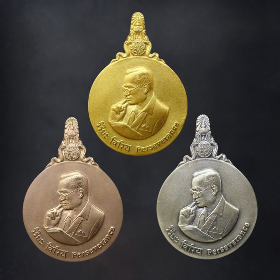 เหรียญพระมหาชนก ครบชุดทองคำ พิมพ์ใหญ่ (เนื้อทองคำ เนื้อนาก เนื้อเงิน ) บล็อก ป ขาด นิยม พ.ศ.2539 สภาพสวย พร้อมหนังสือพระราชนิพนธ์ กล่องเดิม  รูปที่ 3
