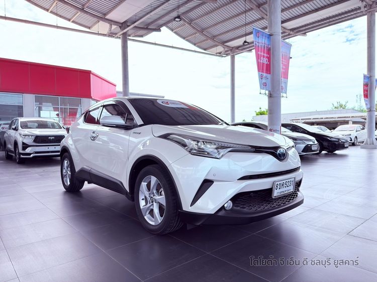 รถ Toyota C-HR 1.8 Hybrid Hi สี ขาว
