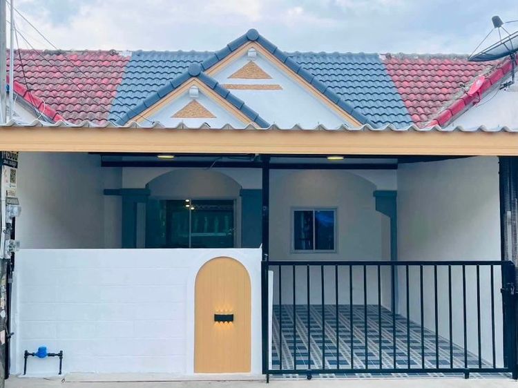 🎁 เปิดจอง ทาว์นเฮ้าท์ชั้นเดียว รีโนเวทใหม่🏡 #หมู่บ้านจันทนาธานี (เรียบทางคู่ขนานมอเตอร์เวย์)🚗ทำเลดี เดินทาง เข้าออกสะดวก📍ใกล้มอเตอร์เวย์ / ใกล้นิคมปิ่นทอง / ใกล้แหลงฉบัง 🔹ข
