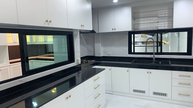 มีบางส่วน ให้เช่าบ้านเดี่ยว 5 ห้องนอน ย่านโชคชัย 4 เข้า-ออกรัชดา 32 ได้ รูปที่ 2