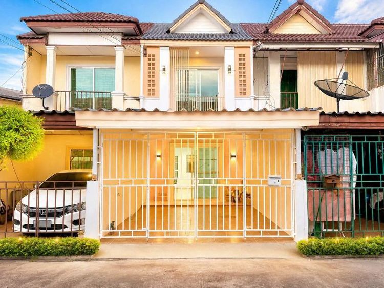🏠#แหลมฉบัง #หมู่บ้านเมืองใหม่โฮมทาวน์👉ใกล้ รร.เทศบาล2   ถนนดาวเทียม🛌2 ห้องนอน   🛀2 ห้องน้ำ   📐พื้นที่ 16 ตรว.💰ขาย 1,890,000💰 🔥ฟรีค่าใช้จ่ายวันโอน🎉🎉ของแถม🎉🎉👉แถมชุดห้