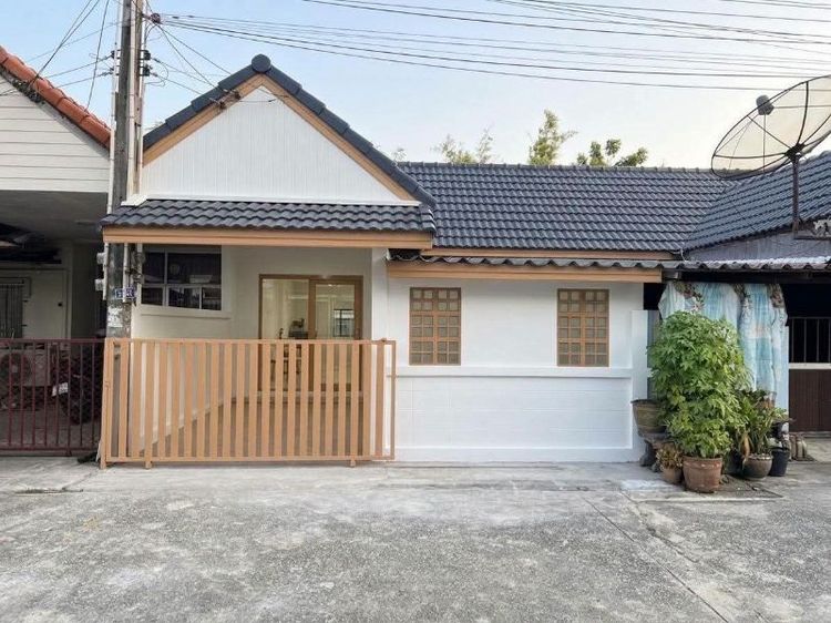 🏠#หมู่บ้านสันติสุข1 ใกล้ตลาด #บ่อยาง ใกล้ตำนานชล ในเครือสหพัฒน์ (กำลังรีโนเวท)🚩เนื้อที่ 21 ตรว. 🛌3 ห้องนอน   🛀1 ห้องน้ำ💰💰ขายเพียง 1,790,000บาท💰💰✅แถมชุดห้องนอนครบเซต 5