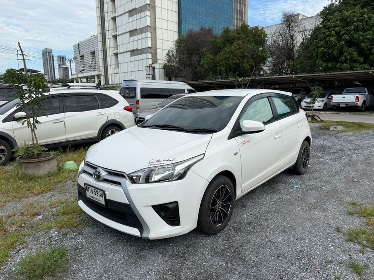 รถ Toyota Yaris 1.2 E สี ขาว