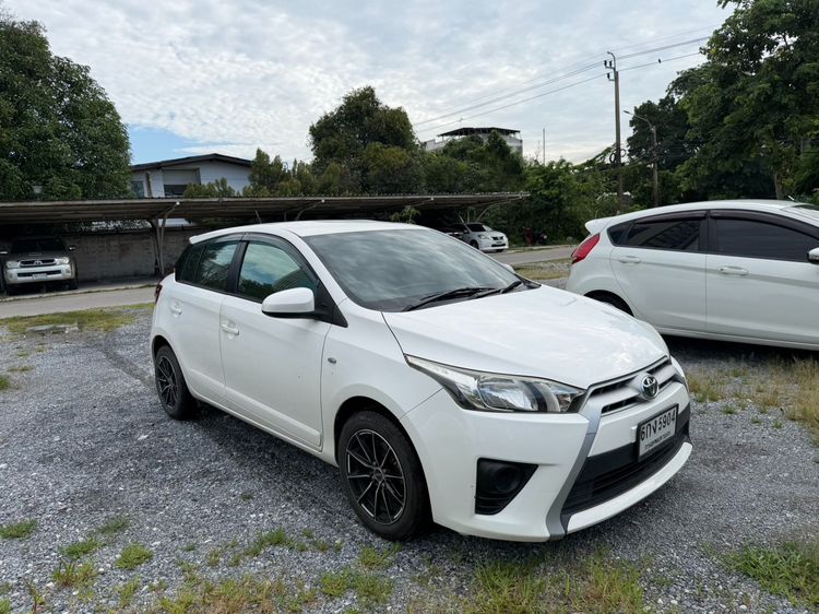 Toyota Yaris 2017 1.2 E Sedan เบนซิน ไม่ติดแก๊ส เกียร์อัตโนมัติ ขาว รูปที่ 2