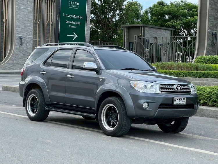 รถ Toyota Fortuner 2.7 V สี เทา