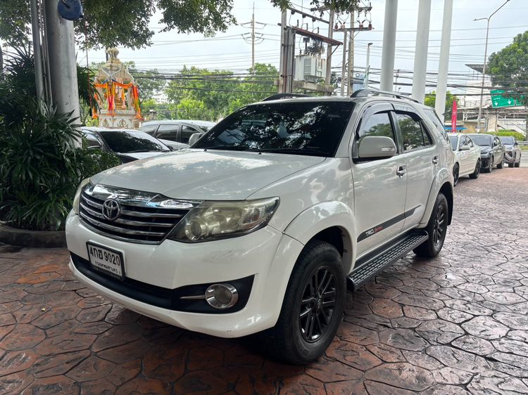 รถ Toyota Fortuner 2.7 V สี ขาว