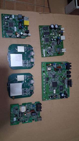 แผงวงจรหลัก รวมๆ แผง Router รุ่นเก่า และ (Motherboard) ของกล่องทีวีดิจิทัล มีรวมๆ หกชิ้นตามภาพ หนักรวมๆ ครึ่งกิโลครับ