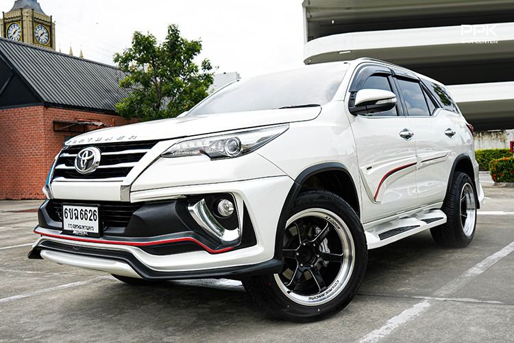 รถ Toyota Fortuner 2.4 V สี ขาว