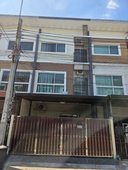 ให้เช่าทาวโฮม 3 ชั้น วิลเลตซิตี้ พัฒนาการ 38 ขนาด 20 ตรว เพิ่งปรับปรุงใหม่ สภาพใหม่เอี่ยมทั้งหลัง ตกแต่งครบ พร้อมอยู่ 3ห้องนอน 3 ห้องน้ำ 2 ห้องนั่งเล่น 2 ที่จอด