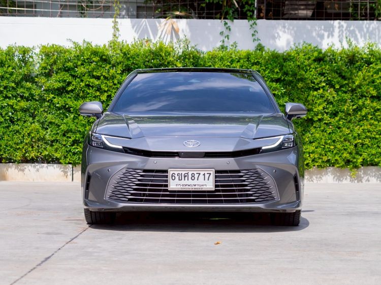 Toyota Camry 2025 2.5 HEV Premium Luxury Sedan ไฮบริด ไม่ติดแก๊ส เกียร์อัตโนมัติ เทา รูปที่ 2