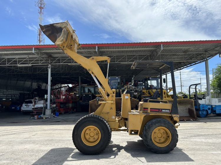 รถตักล้อยาง MITSUBISHI  รุ่น WS300A บุ้งกี๋ 0.5 คิว ยกสูง 3 เมตร รถเก่านอกนำเข้า
