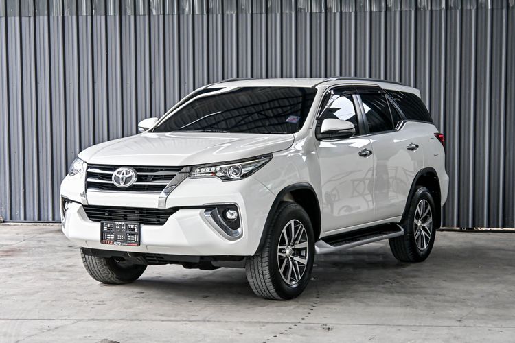 Toyota Fortuner 2018 2.8 V Utility-car ดีเซล ไม่ติดแก๊ส เกียร์อัตโนมัติ ขาว