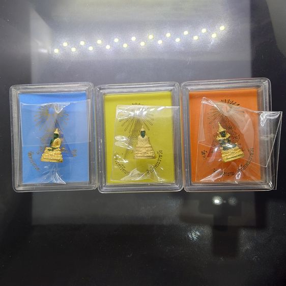 พระแก้วมรกต ชุด 3 ฤดู (พิมพ์เล็กขนาดสูง 18มิล) เนื้อโลหะเคลือบสีเขียว เครื่องทรงชุบทอง สำนักพระราชวัง สร้าง พุทธาภิเษก ณ วัดพระศรีรัตนศาสดาร