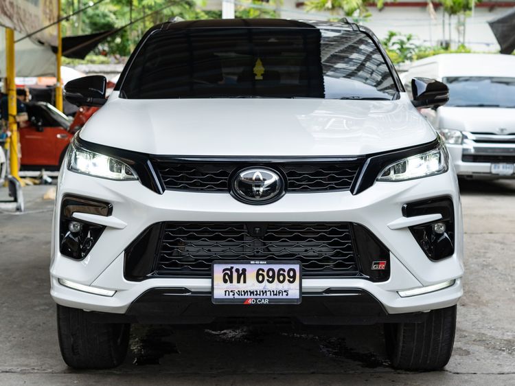 รถ Toyota Fortuner 2.8 GR Sport Black Top 4WD สี ขาว