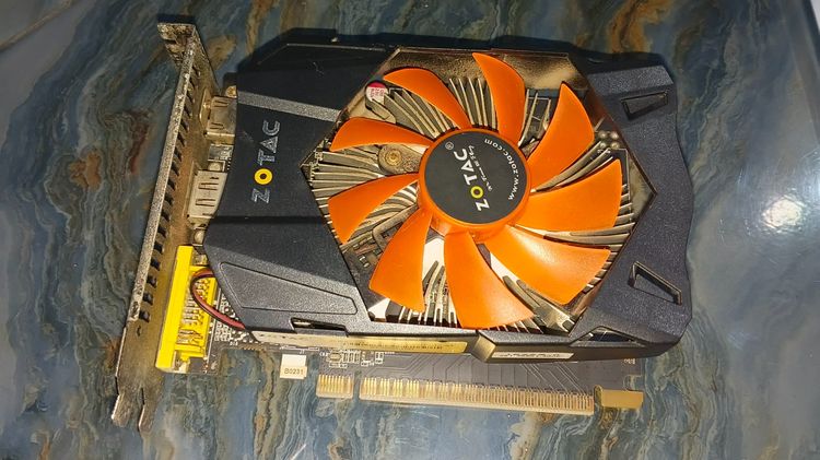 อุปกรณ์เกมส์ GTX750TI 2GB ตัวนี้ไม่ต้องเสียบสายไฟแยก  ต่อกับเมนบอร์ดใช้งานได้ทันที ใช้งานได้ดีปกติทุกอย่าง ขอราคาแรงเพราะการ์ดจอมันแพงขึ้นอิๆ