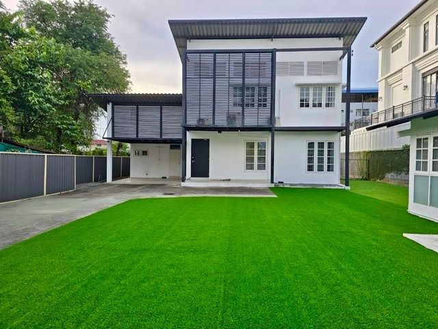 บ้านเดี่ยว 150 ตรว. 4 ห้องนอน 4 ห้องน้ำ จอดรถได้ 7 คัน  ซอยรามอินทรา 42  ใกล้รถไฟฟ้าสายสีชมพูสถานี รามอินทราก.ม.6 (RH1590)