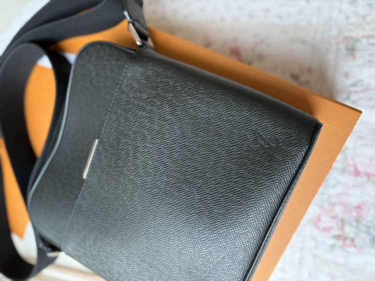 กระเป๋าสะพายข้าง Louis Vuitton Anton Messenger