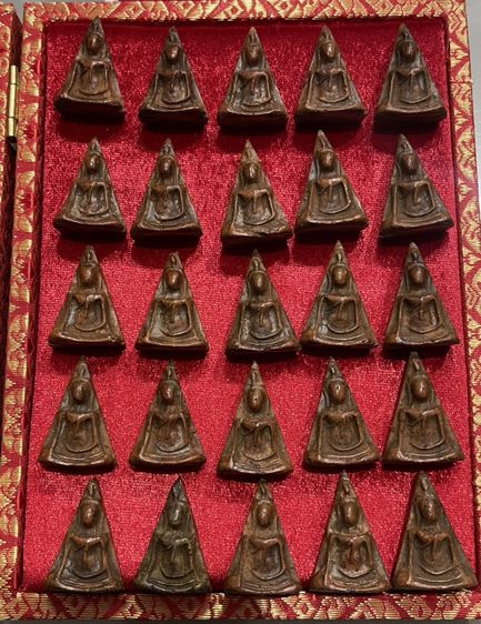 พระนางพญาเนื้อดิน องค์ล่ะ 200 บาท