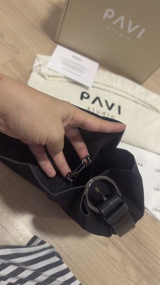 กระเป๋าPavi Studio - W buckle กระเป๋าผ้าอัดพลีทลาย W สายหนังแท้ (มือ2) รูปที่ 9