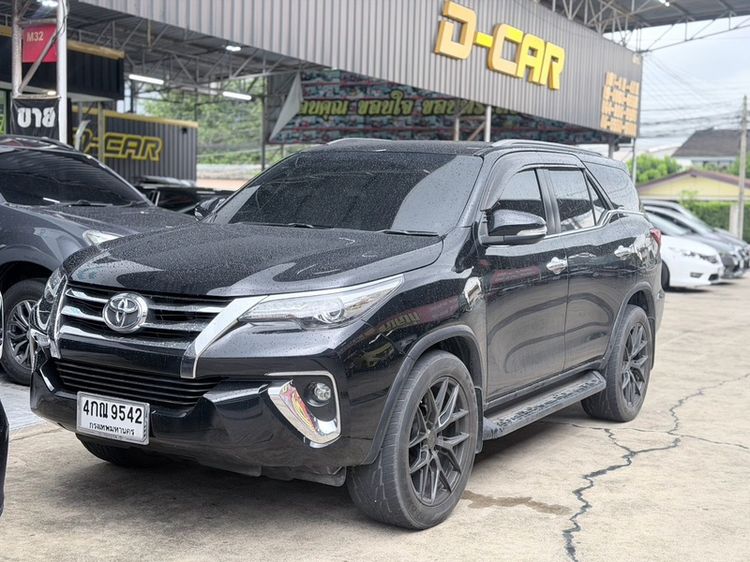 รถ Toyota Fortuner 2.4 V สี ดำ