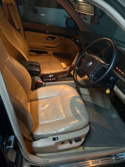 รถ BMW Series 7 730iL สี เขียว