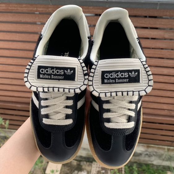 รองเท้าผ้าใบ adidas
